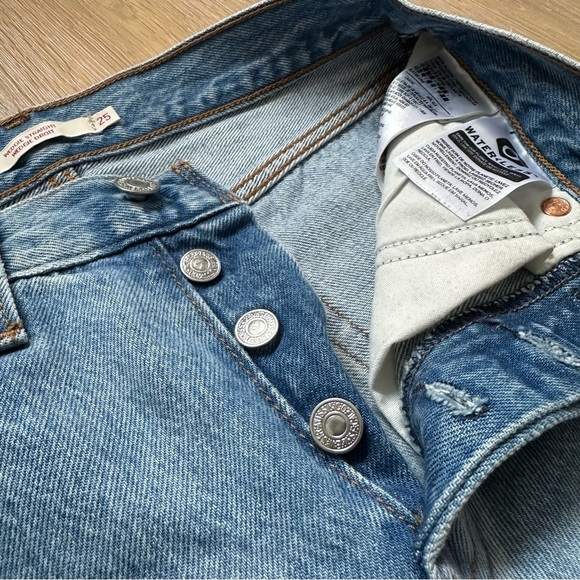 Levi's Wedgie Straight Jeans in Authentically Yours Wash Shredded - Size 25 - Picture 7 of 16